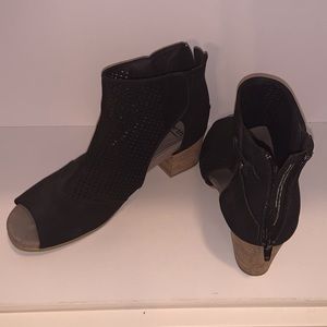 Earth wedges black like new Size 10 Wide like new